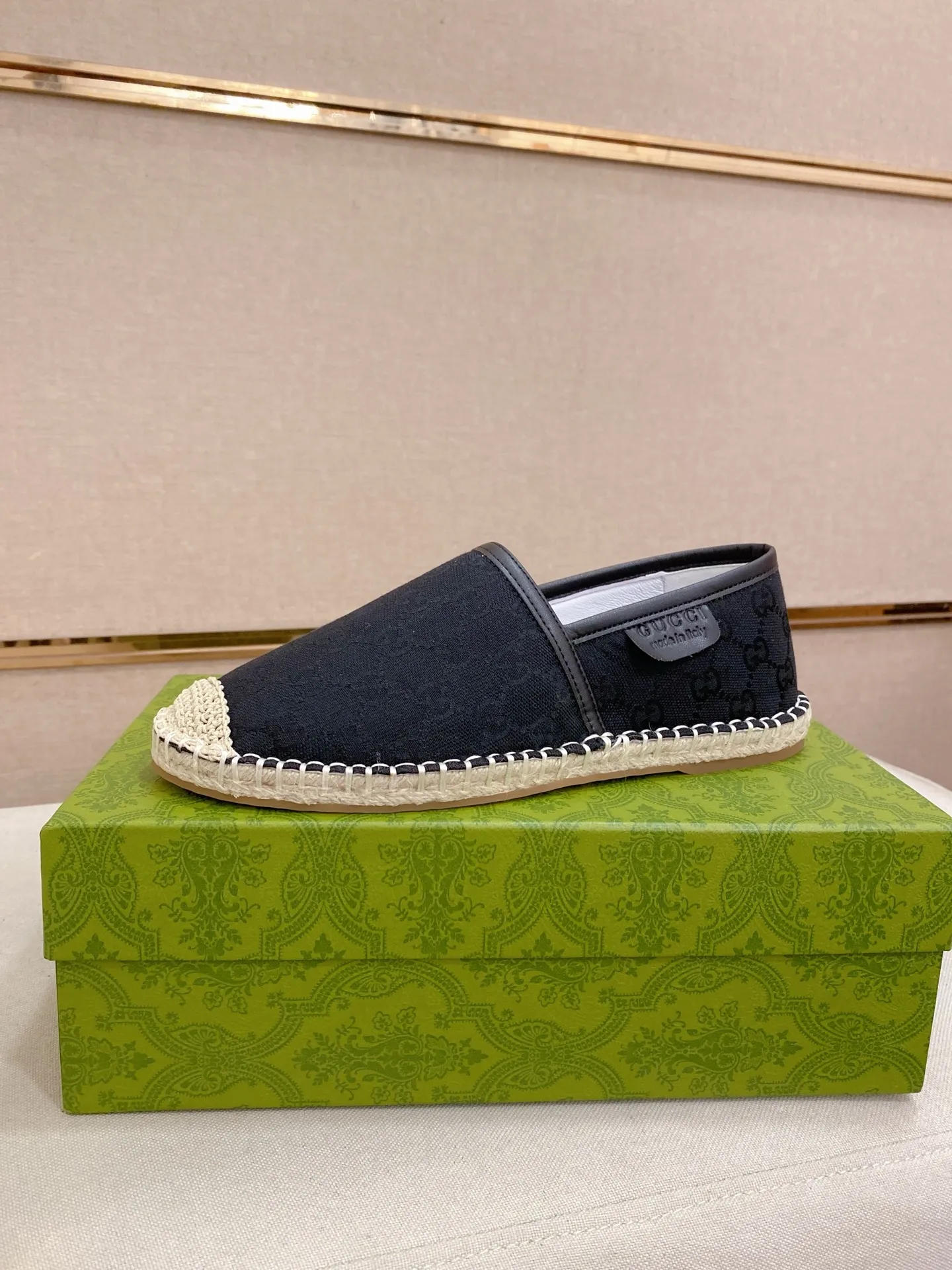 Factory price: 400💰High-quality GUCCI💫Men's latest slip-on Loaf casual shoes✔️The original version is available simultaneously at the counter and is a one-to-one replica🏍️Fabrics: Italian imported fabrics, pure hand-pulled threads, raw rubber breathable anti-slip outsole, breathable and comfortable lambskin lining, 100% comfortable density, original rubber outsole wear-resistant ✔️Code number: 38-44, you deserve it, (Note: 45 can be customized, non-refundable and non-exchangeable)
